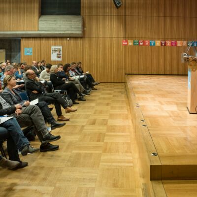 Nachhaltigkeitstagung 2018: Nachhaltigkeit first; Referent steht vor Publikum auf der Bühne