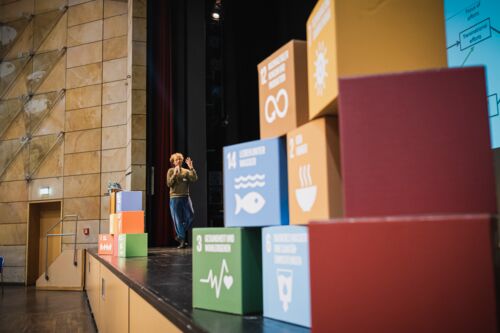 SDG Würfel auf einer Bühne