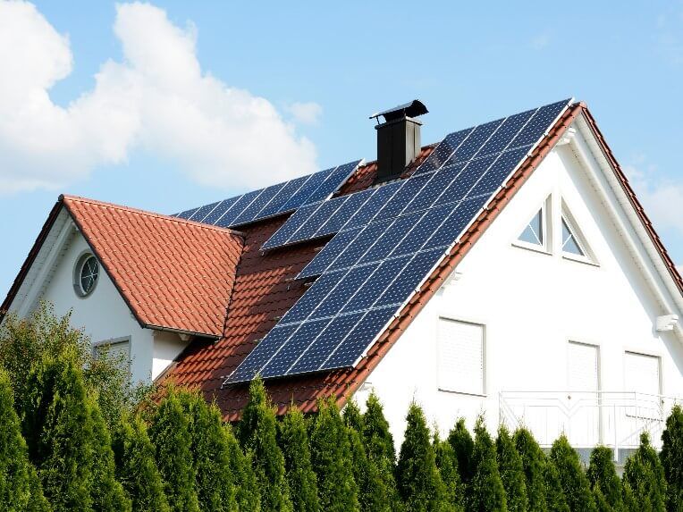 Ein Haus mit Solardach