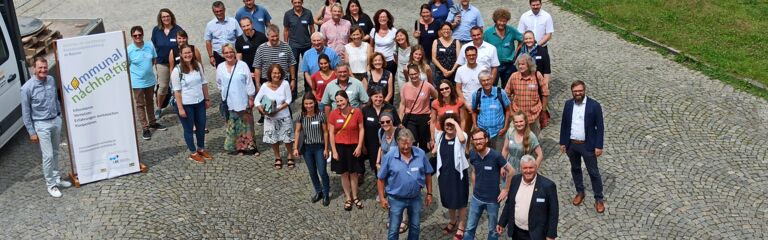 Kommunalzirkel "Biodiversität trifft Kommune - Verbindung mit Zukunft" Gruppenfoto der Teilnehmenden des Auftakttreffens in Plankstetten
