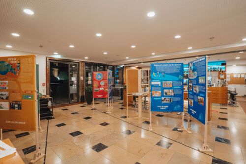 Die Ausstellung "Zukunft gestalten" steht in einem Foyer