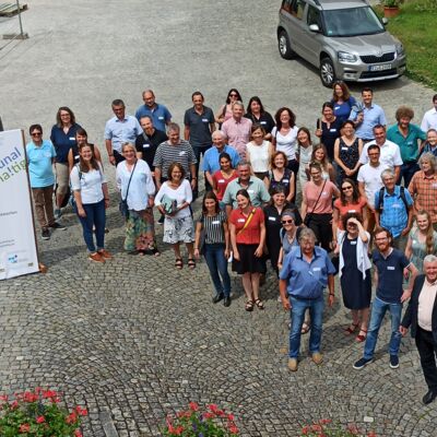 Kommunalzirkel "Biodiversität trifft Kommune - Verbindung mit Zukunft" Gruppenfoto der Teilnehmenden des Auftakttreffens in Plankstetten