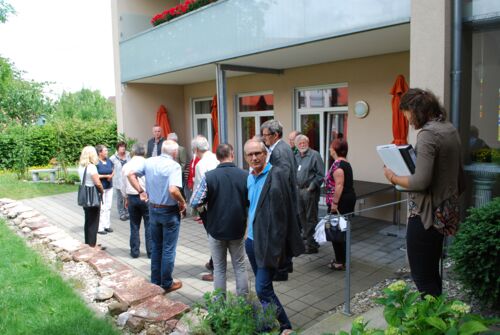 Kommunalzirkel "Veränderungsprozesse in der Bevölkerungsstruktur aktiv gestalten" Teilnehmende stehen auf einer Terrasse bei einer Besichtigung in Oberhausen